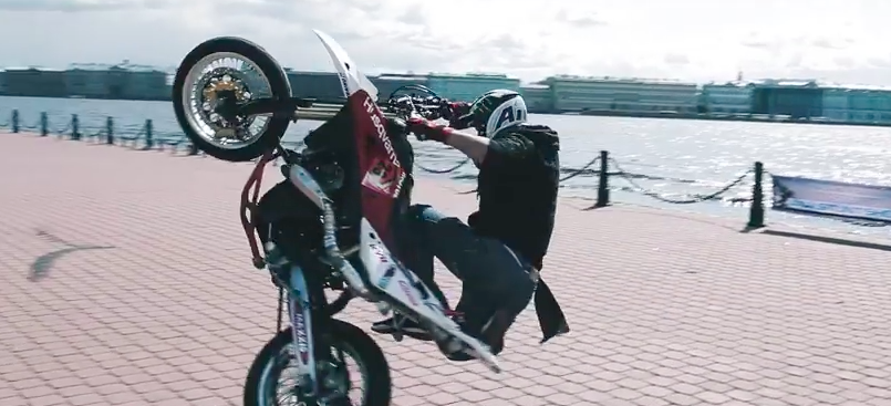 画像2: ロシア男なら、バイクの腕で女を口説くぜ、の巻