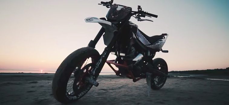 画像9: ロシア男なら、バイクの腕で女を口説くぜ、の巻