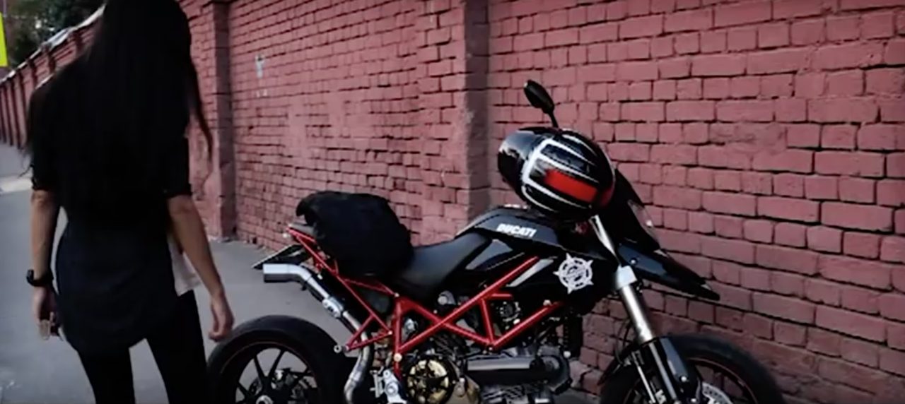 画像4: ドカ乗りの美女がドカ乗りのひげ男に惚れる。恋は実るのか??