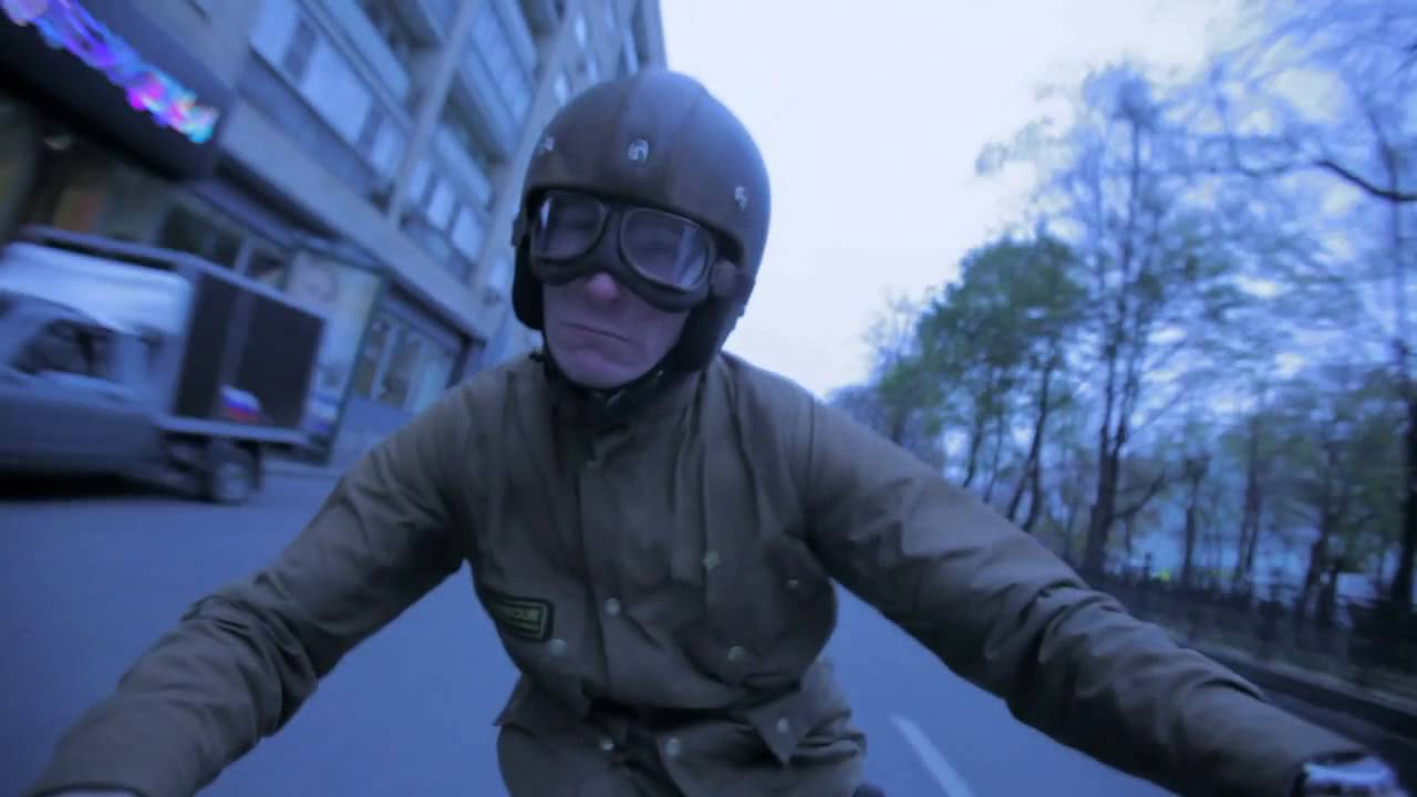 画像: 出勤前の早朝ラン：ロシアのスポーツアパレルブランドのCM