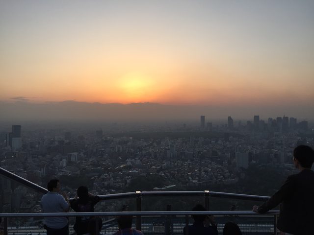 画像: 夕陽に集う人々
