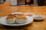 画像: 大きめのエビを丸ごと入れた「えびニラ餃子」