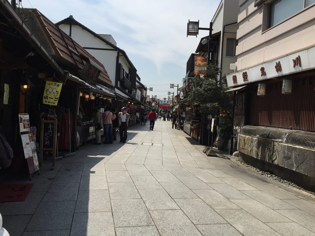 画像: …ホッ。 私、大好きなんです。 こういう街並みが…。落ち着きます♡ 畳の香りや木の香りや線香の香りも大好きなんです。