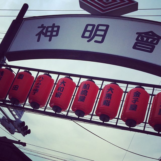 画像: 昔ながらのお店や街並みがある神明會へ。