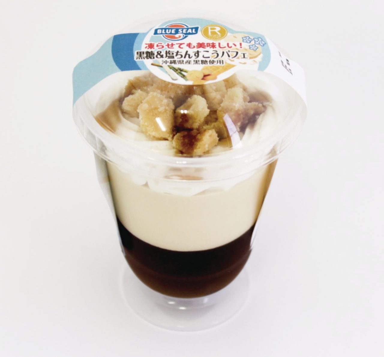 画像: 黒糖&塩ちんすこうパフェ 沖縄県産黒糖を使用しています。黒糖ゼリー、黒糖ムース、ホイップクリームを重ねた上に、「北谷の塩ちんすこう」と黒糖ゼリーをトッピングしました。香り豊かな黒糖と塩ちんすこうで仕上げたパフェです。 ※サークルK・サンクスで6月30日より3週間限定で先行販売!