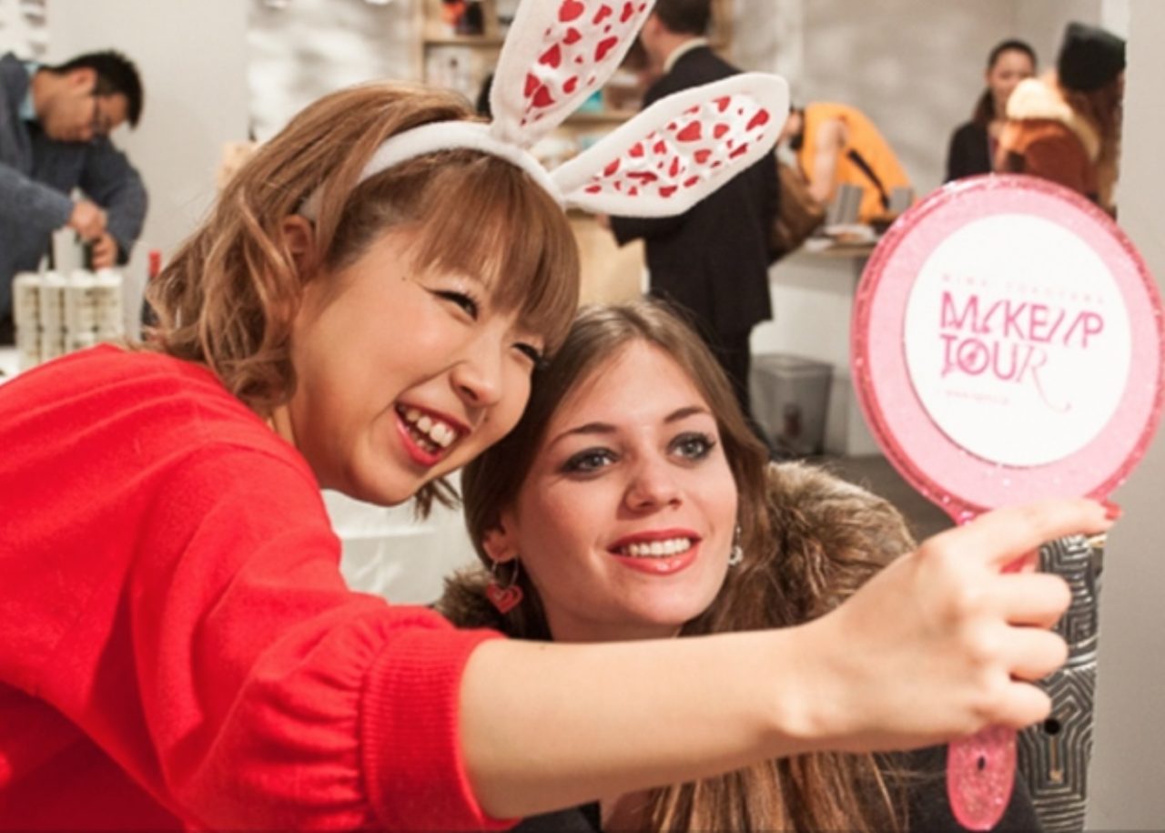 画像: どの国の女のコもメイク後、鏡をのぞけば笑顔になる