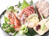 画像: 天然本鮪 築地市場内の仲卸として100年、鮪専門店としては50年以上営業を続ける築地の卸から仕入れた本鮪だけをご提供します。 ■天然本鮪のお造りと季節の鮮魚五種盛り合わせ 4,200円
