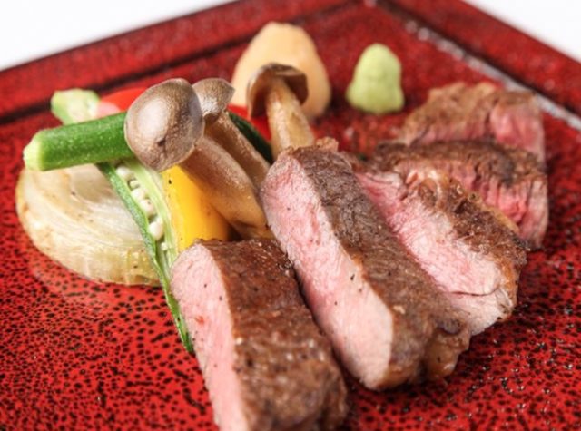 画像: 北海道 短角牛 短角牛の肉は黒毛和牛に比べ脂分が少なく霜降りになりにくい赤身肉で旨味成分のアミノ酸が多く、味や風味は絶品です。 ■北海道 北十勝ファーム短角牛 リブロースステーキ 4,200円