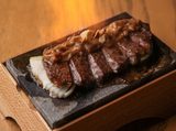 画像: 佐賀牛 柔らかい赤身の中にきめ細やかに風味ただよう脂肪が入った見事な霜降り牛肉。この甘くてこくのある美味い肉は、佐賀県特有の穏やかな気候と美味しい水、澄み切った空気のたまものです。 ■佐賀牛ロース肉の陽炎石焼き 5,800円