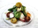 画像: タコのカルパッチョ 4種のカラフルプチトマトと夏野菜の生姜風味マリネ:980円 タコのカルパッチョと4種類のカラフルなプチトマト、夏野菜を生姜風味のさっぱりとしたドレッシングで和えた、夏らしい一皿です。