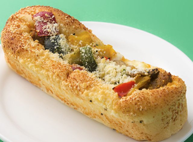 画像: 彩り夏野菜のキーマカレーパン 1個 230円 ロール生地にエダムチーズパウダーをふりかけキーマカレーをのせて焼きあげました。その上に彩り豊かな夏野菜をトッピング。スパイシーなカレーとほんのり甘い野菜が絶妙なお惣菜パン。