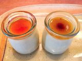 画像: カレーチーズプリンはカレー専用みやこん醤油で作った特製みやこん醤油ソース(写真左)と カレーソースにみやこん醤油をのせた特製カレーソース(写真右)との2種類のソースを用意。