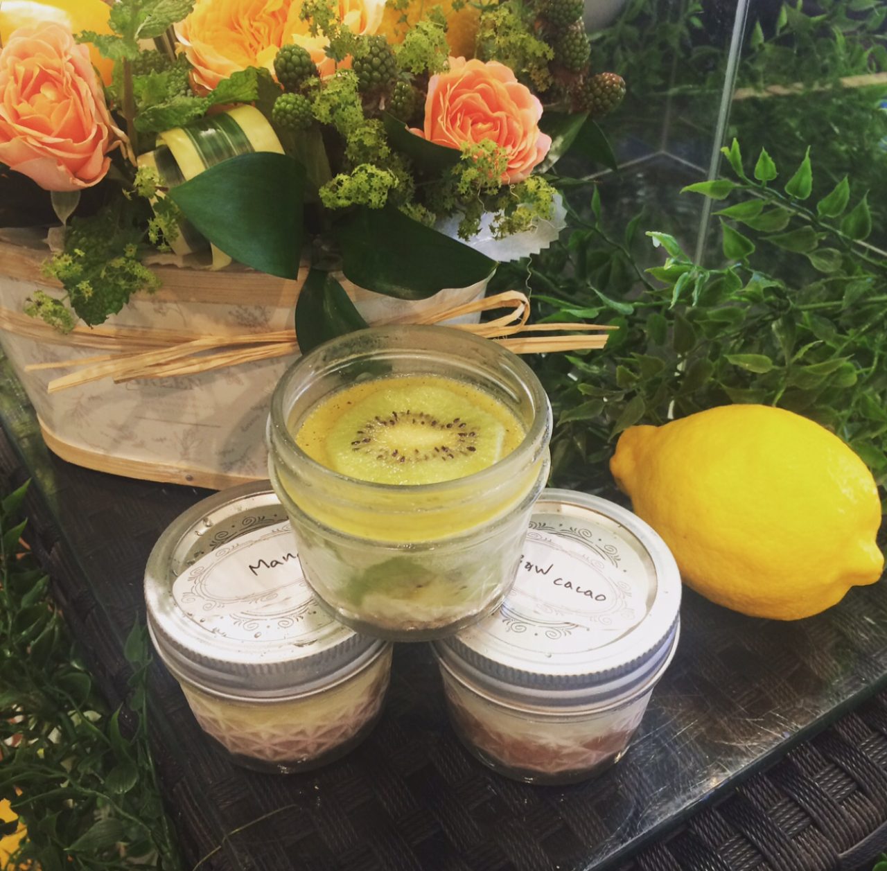 画像: ◆メイソンジャースイーツ◆ 冷凍で提供するロールケーキを、型崩れ防止と持ち帰りやすくするためにジャー(瓶)に詰めたもの。ジャーは、密閉性の高いBall社メイソンジャー(クリスタルシリーズ) 118mlを使用し、召し上がり後は洗って何度でも使用が可能です。(商品は-18℃で要冷凍) ＜取扱商品(3種)＞内容量／110ml ・キウイ、マンゴー、ローカカオ　各1,598円