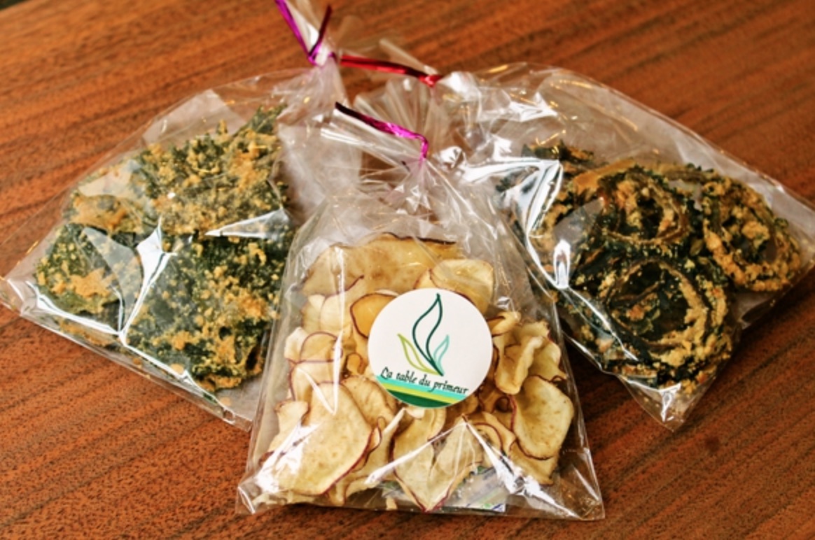 画像: ◆野菜のローチップス◆ 生の野菜を酵素が壊れないとされている48℃以下の熱で乾燥させたもの。生カシューナッツや白味噌などを加えて食べやすくしています。素材は契約農家直送の無農薬野菜を使用。(商品は要冷蔵) ＜取扱商品(2種)＞内容量／20～30g ・ニンジンの葉　540円 ・フリルケール　540円