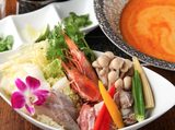 画像: 彩野菜のトムヤンクン豆乳鍋 ~ココナッツオイル味変化~ 1人前 1,580円(2人前から) 豆乳のまろやかな出汁に自家製トムヤンクンを加え、ココナッツオイルで「味変化」もお楽しみいただけます。