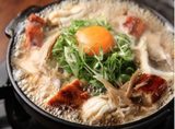 画像: 鰻・穴子・鱧の月見柳川風 1台1,480円 甘辛な上質出汁に、仕上げにたっぷりの九条ネギを乗せ卵を加えた柳川風。穴子や鱧、鰻が入った夏ならではの旬鍋