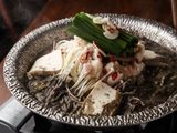 画像: 国産牛の黒もつ鍋 1人前1,480円(2人前からのご注文) こだわりの醤油出汁に黒胡麻とにんにくを加えた出汁にプリプリの生モツを盛り込んだスタミナ満点鍋
