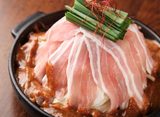 画像: 辛旨 豚バラ肉の火山焼き 1台980円 たっぷりの野菜を良質な豚バラ肉で包みこみました。特製ピリ辛ソースで焼き上げてお召し上がりいただきます