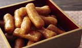 画像: ゆしま花月 かりんとう 販売店舗:本店、東横、吉祥寺、たま <秘書のおすすめポイント> •軽くて持ち運びやすく、もらった方へ面倒をおかけしないので選んでいます。年齢層が高い方に、好き嫌いなく召し上がっていただけるのではないかと思います •昔ながらの缶がかわいくて、味も気に入っています。日持ちもするのもうれしいところ。