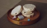 画像: 菓匠 菊屋 利休ふやき 販売店舗:本店、東横、吉祥寺、たま、町田、日吉 <秘書のおすすめポイント> •舌の肥えた方も納得の味わい。カリッとした軽い歯ざわりの麩は香りが良く、麩の周りを包む砂糖は上品な甘さは男女を問わず、好かれる味と食感だと思います。 •「利休ふやき」というネーミングも何か風格を感じるところが良いです。見た目も味もシンプルで上品。