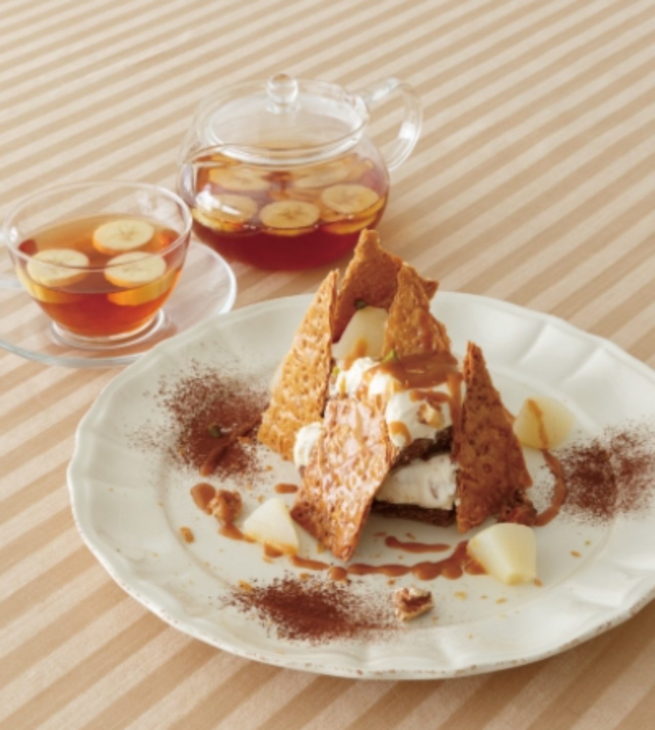 画像: ■商品名 ：キャラメルバナナコンビネーション ■価格 　：1,350円（税込） ■販売期間：9月3日(木)～11月4日（水） ■商品説明：スイーツとティー、ふたつを一緒に味わうと、新たなスイーツが口の中に現れる「ポップアップスイーツ」。香ばしいキャラメルナッツミルフィーユとバナナティーで、“バナナカスタードパイ”のような味わいに。  ・キャラメルナッツミルフィーユ : サクサクのパイ生地に、キャラメルナッツ入りのカスタードクリームを合わせたミルフィーユ。塩キャラメルソースがアクセント。 ・バナナティー : オリジナルブレンドのアフタヌーンティーに、フレッシュバナナとバナナシロップを合わせて。