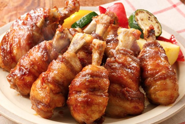 画像: ミニ黄金マンガ肉 ■材料(2~3人分) ・鶏手羽元 6本 ・豚バラ薄切り肉 6枚(約120g) ・エバラ黄金の味 大さじ4 ・サラダ油 適量 ・付け合わせ ズッキーニ(輪切り)、パプリカ(一口大)、じゃがいも(一口大)、適宜 ■作り方 (1) 鶏手羽元は細い方の骨が見える側にハサミを入れ、骨と身を切り離し、筋を切りながら上の方に押し上げてチューリップ型にします。 (2) (1)に豚バラ薄切り肉をらせん状に巻き付け、耐熱皿にのせ、ふんわりラップをして電子レンジ(600W)で約4分加熱します。 (3) フライパンに油を熱し、(2)を転がしながら焼き、「黄金の味」でからめ焼いたら、できあがりです。お好みで焼いた“付け合わせ”を添えてお召しあがりください。