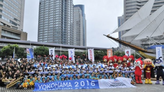 画像: 8月30日(日)に日本丸メモリアルパークにて行われたイベントに集結したのは、前大会でランナーに熱い声援を送ったパフォーマンス団体とボランティア約200名。前回第1給水にてランナーにて、ランナーを応援したアンパンマン、ばいきんまん、ドキンちゃんも駆け付け、集まった観衆にむけて、9月1日のエントリー開始をPRした。