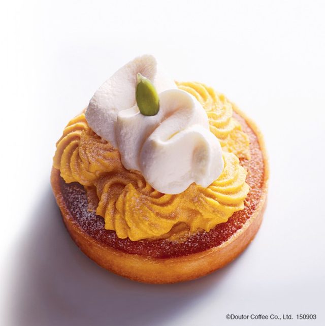 画像: 【商品名】 パンプキンタルト 【単品価格】 480円(税込) 秋の季節に一層おいしいかぼちゃを使用したタルト。 タルト生地の中に、かぼちゃの甘露煮などを入れ、かぼちゃのホイップクリームを絞りました。 かぼちゃの優しい風味を楽しめる、お勧めスイーツです。