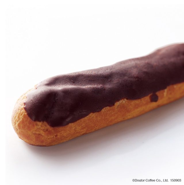 画像: 【商品名】 エクレア 【単品価格】 350円(税込) カスタードクリームのほどよい甘みが楽しめるエクレアです。お気に入りのドリンクをお供に、秋のティータイムをゆったりと楽しんでください。