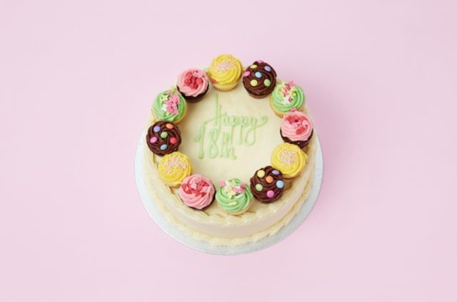 画像: パーティーにお勧めの特注デコレーションサービス ホールケーキにカップケーキを乗せたParty Cakeは特注サービスでご提供します。デザインやカラーもご希望に合わせて、あなただけのオリジナルケーキをおつくりします。見た目のかわいらしさからパーティなどでゲストに喜ばれること必至です。