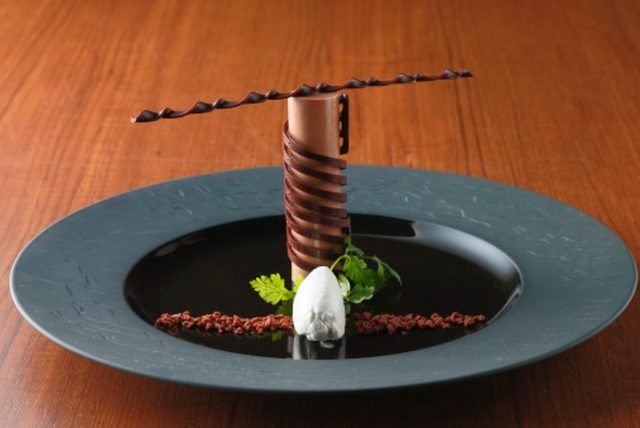 画像: ▲メインスイーツ(2) ガトー・ショコラ・タワー フランボワーズの入ったチョコクリームとダコワーズ生地の食感が楽しい大人味