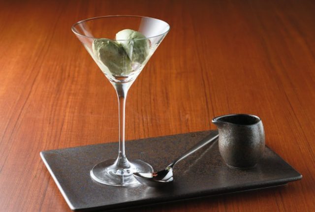 画像: ▲メインスイーツ(5) 朝宮抹茶アフォガード 朝宮ほうじ茶のカラメルソースをかけるとチョコレートが溶けて抹茶アイスが現れる楽しい一品