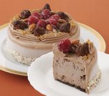 画像: 商品名:「アイスデコレーション5号(チョコ)」 価 格: (直径14cm、5~6人分)¥4,600(税込¥4,968) ※送料込 特定原材料等: 小麦・卵・乳・大豆 特 長: ベルギー産クーベルチュールチョコレートを使用。カカオのビター感&深い味わいに生クリームのゆたかな乳味 が調和する、本格的なアイスチョコケーキに仕上げました。上面に飾った、キャラメルで包んだアーモンドの香ばしさとトリュフチョコのなめらかな口どけ、ラズベリーの酸味がアクセントになっています。 cozycorner-shop.jp