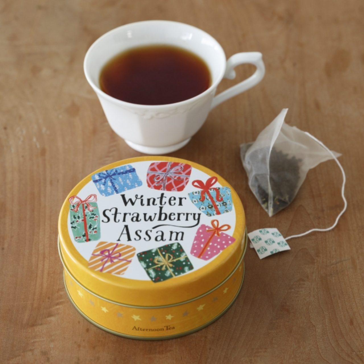 画像: ■商品名：ウィンター ストロベリーアッサム ■価格：1,080円（税込） ■販売開始：11月1日（日） ■商品説明：アッサムの茶葉に甘いストロベリーとカスタードのフレーバーを合わせ、ストロベリーリーフをブレンドしました。（ティーバッグ3ｇ×8個）