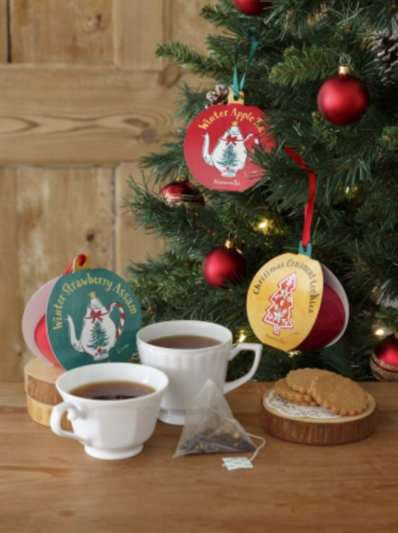 画像: ■商品名：クリスマス オーナメントクッキー ■価格：499円（税込） ■販売開始：11月1日（日） ■商品説明：スペキュロスをイメージした、シナモンクッキー。ツリーのオーナメントとしてもお愉しみいただけます。（4個） ■商品名：クリスマスオーナメントティー ウィンター アップルティー クリスマスオーナメントティー ウィンター ストロベリーアッサム ■価格：各499円（税込） ■販売開始：11月1日（日） ■商品説明：人気の冬の紅茶をクリスマスならではのパッケージに。ツリーのオーナメントとしてもお愉しみいただけます。（各ティーバッグ3ｇ×3個）