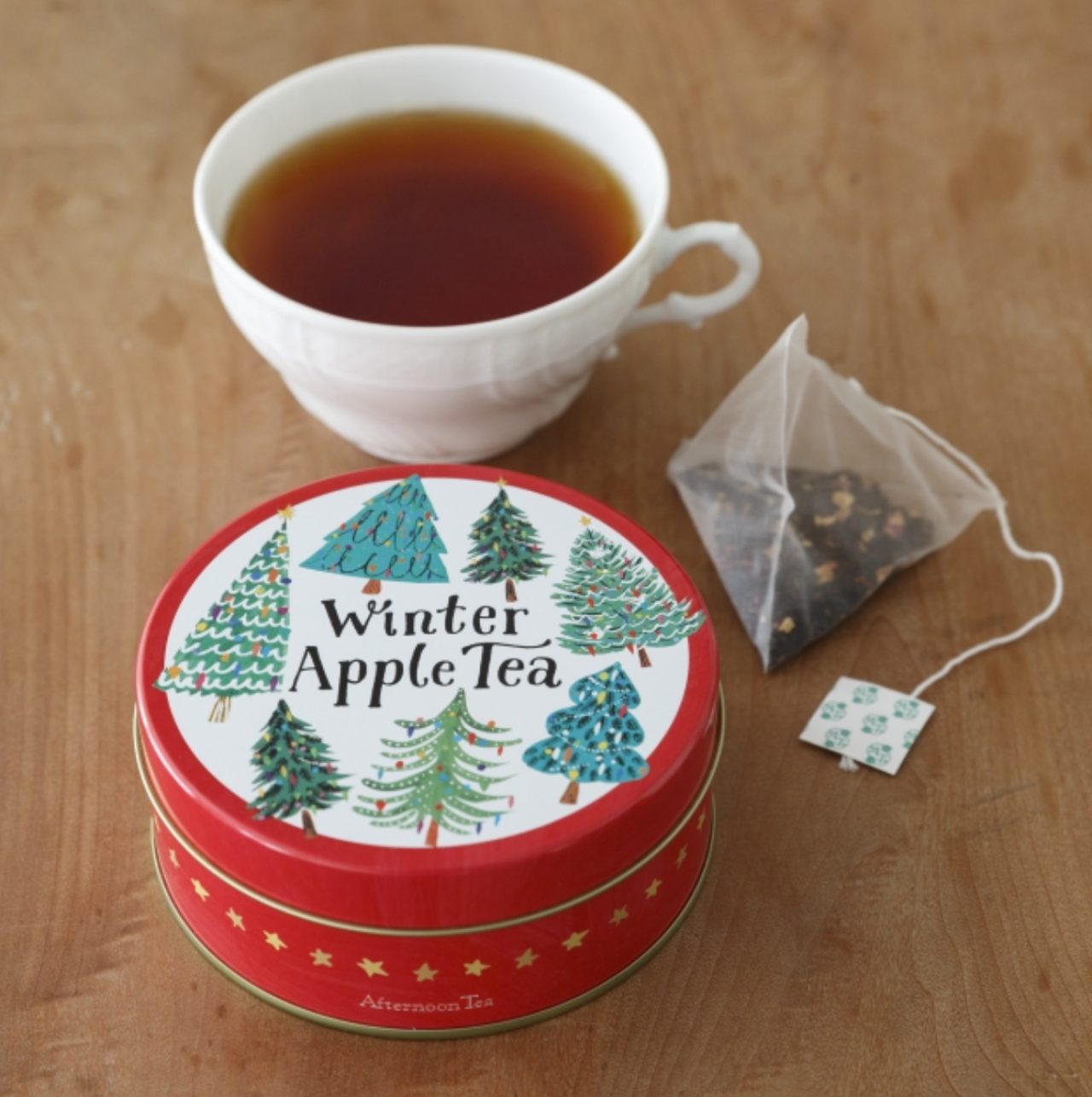 画像: ■商品名：ウィンター アップルティー ■価格：1,080円（税込） ■販売開始：11月1日（日） ■商品説明：アップルの甘酸っぱい香りのお茶に、優美なローズをブレンドしました。華やかな彩りが、冬のティータイムを演出します。（ティーバッグ3ｇ×8個）