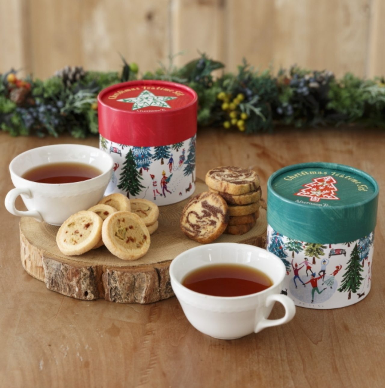 画像: ■商品名：クリスマス ティータイムセット（レッド） クリスマス ティータイムセット（グリーン） ■価格：各1,080円（税込） ■販売開始：11月1日（日） ■商品説明：冬限定の紅茶とクッキーの詰め合わせです。