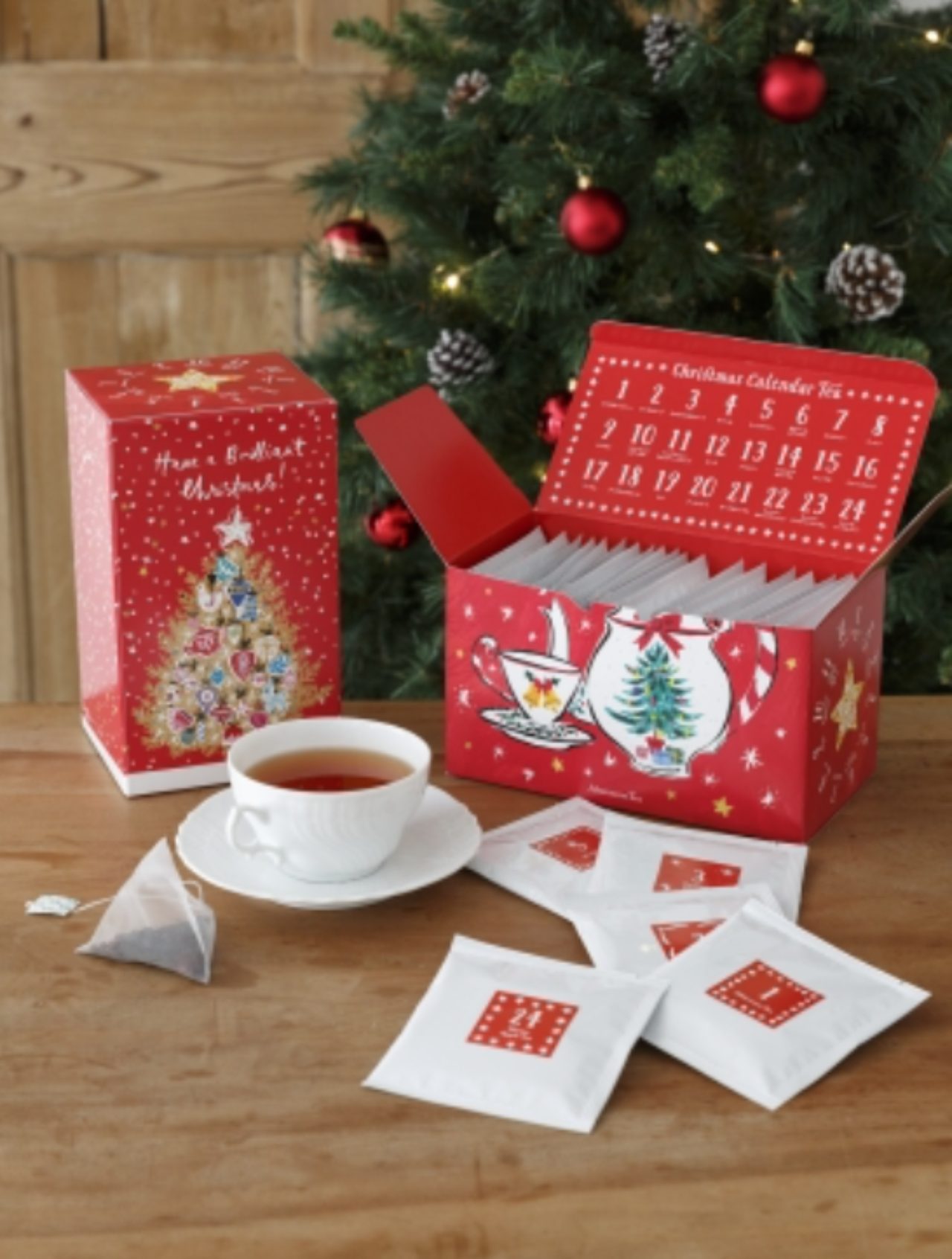 画像: ■商品名：クリスマス カレンダーティー ■価格：2,592円（税込） ■販売開始：11月1日（日） ■商品説明：クリスマスを1日1日愉しみに待ちわびる、そんな思いをお茶にこめて。クリスマスイブまでの毎日を、それぞれ違うお茶でお愉しみいただける24種類のお茶のセットです。（ティーバッグ24種×各1個）