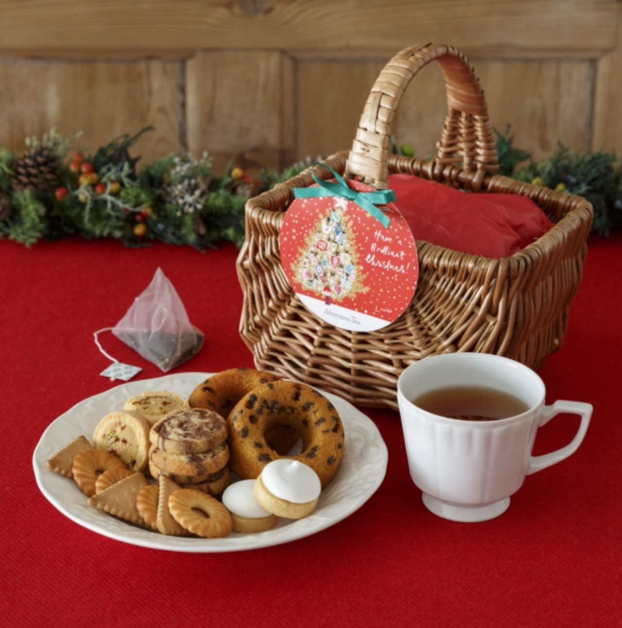 画像: ■商品名：クリスマス ティータイムバスケット ■価格：3,024円（税込） ■販売開始：11月1日（日） ■商品説明：冬にぴったりな紅茶や焼き菓子をバスケットに詰め合わせました。クリスマスのティータイムを華やかに彩ります。