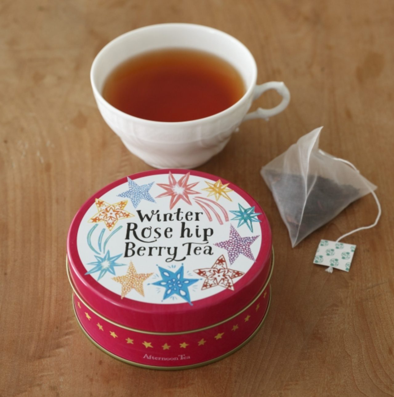 画像: ■商品名：ウィンター ローズヒップベリーティー ■価格：1,080円（税込） ■販売開始：11月1日（日） ■商品説明：クリスマスをイメージした赤いローズヒップとハイビスカスを、ほんのり甘いストロベリーフレーバーのセイロンティーとあわせました。（ティーバッグ3ｇ×8個）