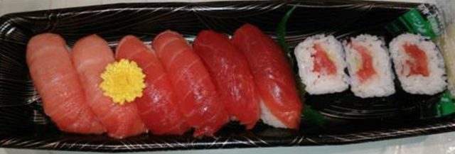 画像: 「大トロ」「中トロ」「赤身」のにぎりと「本マグロ」の巻物の寿司食べ比べセット 近大マグロづくし寿司 1,780円