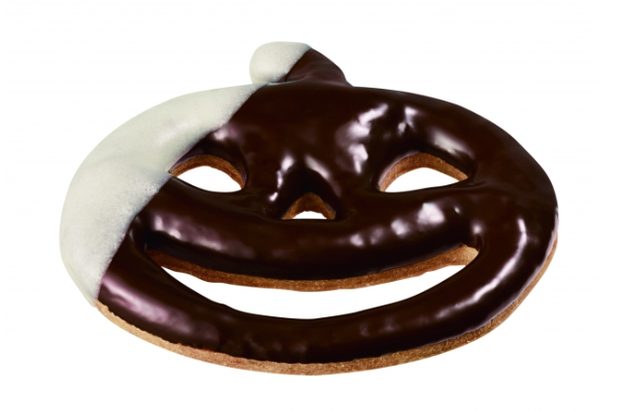 画像: ・ミスドジャックランタン チョコ (140円) ジャックランタンをモチーフにした形に型抜きした、ザクッとしたクッキータイプの生地を、ハロウィーン仮装をイメージし、チョコレートとホワイトチョコでデコレーションしました。