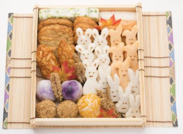 画像: ●お月見セットギフト箱(15種類38個入り ギフト箱入り詰め合わせ) 3500円(税込) <内容> 白うさぎ 5、ピンクうさぎ(人参)5、子うさぎ(飛魚)5、かぼちゃ天 1、紫芋天 2 ゆり根天 2、ススキごぼう 4、レンコン天 3、秋三昧 2、芋天 2、チーズ天 2、梅しそ天 2 イカ串 1、エビ串 1、磯辺 1 ※秋三昧には栗・銀杏・しめじが入っています。