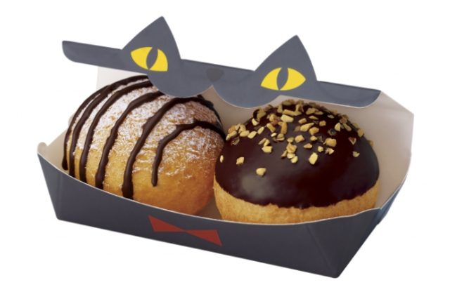 画像: ・ポン・デ・シュードーナツ カスタード&クッキークリーム (194円) 外はさっくり、中はもっちりとした食感の生地に、カスタードホイップを詰め、チョコレートでコーティングし、アーモンドをトッピングした商品と、チョココーティングした細かいココアクッキーを混ぜたホイップを詰め、チョコとパウダーシュガーでデコレーションした商品の2個セット。