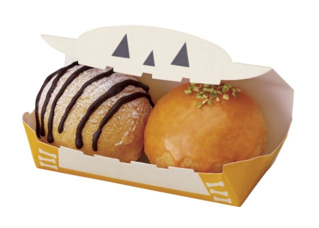 画像: ・ポン・デ・シュードーナツ パンプキン&クッキークリーム (194円) 外はさっくり、中はもっちりとした食感の生地に、パンプキンホイップを詰め、パンプキン風味のグレーズ(糖蜜)でコーティングし、パンプキンシードをトッピングした商品と、チョココーティングした細かいココアクッキーを混ぜたホイップを入れ、チョコとパウダーシュガーでデコレーションした商品の2個セット。