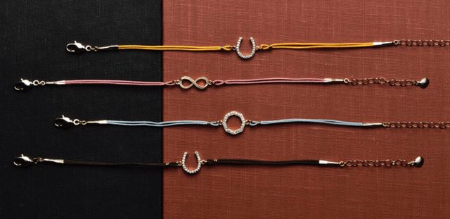 画像: 【CISOLASSE】 京組紐コラボミサンガ ¥6,500(税抜) (写真上/金茶 Jewel Addict SHOWTIME限定色) 2014年の限定発売で人気を博した京都の組みひもブランド「昇苑くみひも」とコラボレーションした和モチーフのブレスレットの新色が登場。日本の伝統色を用いた組紐(4色)と、古来より縁起が良いとされてきた和のモチーフ(3種)からお好きな組み合わせを選んでセミオーダーできる和装・洋装のどちらにも合うブレスレットです。