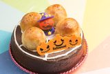 画像: <特製ハロウィンデコレーションケーキ> ふわふわのスポンジにチョコレートクリームをたっぷりぬり、生クリームで蜘蛛の巣を表現。ハロウィンの可愛らしいデコレーションをあしらいました。 価格:非売品 ※5つの商品のスタンプを貯めたお客様の中から抽選で30名様にプレゼント