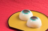 画像: 「おばけのパーティーをみつめてる」 伝統的な和菓子をアレンジし、目玉に見立ててお作りした水饅頭。ギョロっと見つめられるような気色悪い見た目ですが、厳選した北海道小豆のこし餡と北海道産の牛乳で繊細な味に仕上げました。1パック2個入り。 価格:292円(税込)