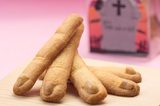 画像: <ぼくも仲間に入れておくれ> 人気商品のサブレが指の形になって登場。オバケがお墓から出てくる姿を表現して関節や爪も付けた、リアルな見た目の指の形。北海道産のバターをたっぷり使用することで、香ばしく焼き上げた、味にも絶対の自信の一品。1箱17本入り。 価格:680円(税込)