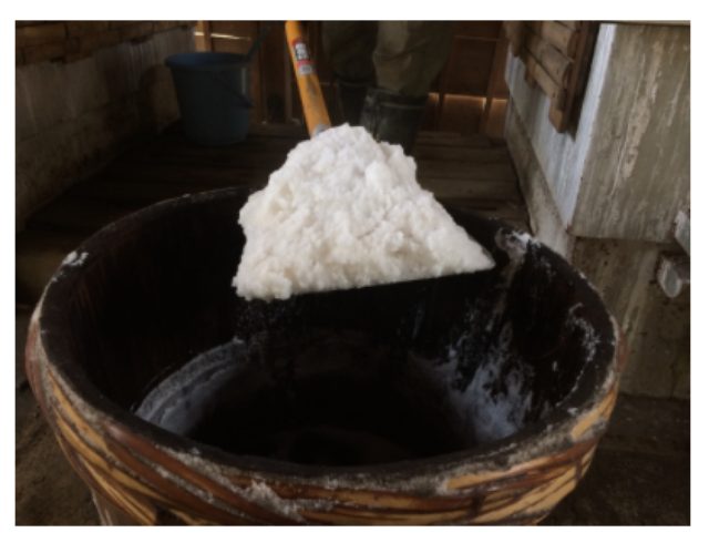 画像: 脱サラファクトリー 自凝雫塩(おのころしずくしお) 原材料は、淡路島の海水。余分なものは一切なし。私たちが求めた塩つくりの地は淡路島の五色浜にありました。じっくりと40時間ほど薪を用いて煮上げています。素材を活かす塩の味。手間をかけて作るため、1日にとれる量はごくわずか。かけた手間のかわりに、素材の味を活かす美味しい塩が出来上がります。辛さだけでない、甘み、苦みをご堪能ください。